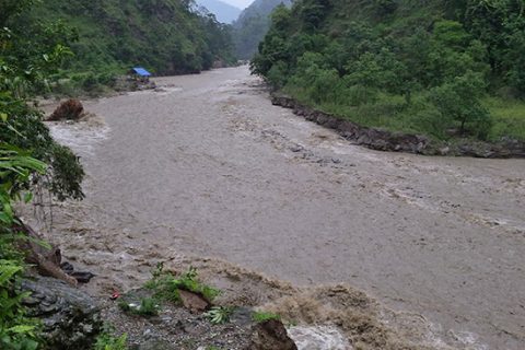 त्रिशुली नदीमा नुहाउन गएका २ जना बेपत्ता