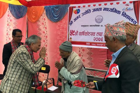 पूर्वप्रधानमन्त्री डा. बाबुराम भट्टराई गोरखामा आयोजित एक कार्यक्रममा आफ्ना गुरुलाई अभिनन्दन गर्नुहुदै