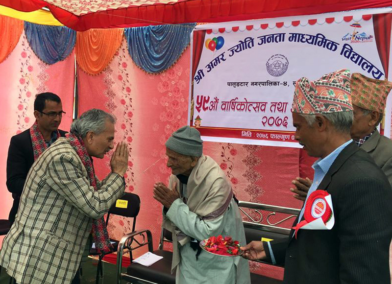 पूर्वप्रधानमन्त्री डा. बाबुराम भट्टराई गोरखामा आयोजित एक कार्यक्रममा आफ्ना गुरुलाई अभिनन्दन गर्नुहुदै