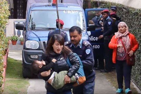 बच्चा बोकेकी महिलालाई प्रहरीले हान्यो निर्मम ढंगले लाठी