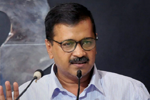 दिल्लीका मुख्यमन्त्री केजरीवालले शपथ लिंदै
