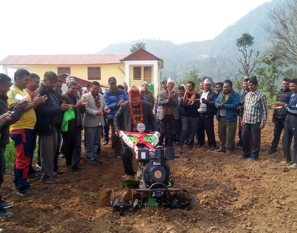 गोरखाको कृषि क्षेत्रको बिकासमा कषिमन्त्री थापाको बिशेष चासो : बिभिन्न फर्महरुको अनुगमन