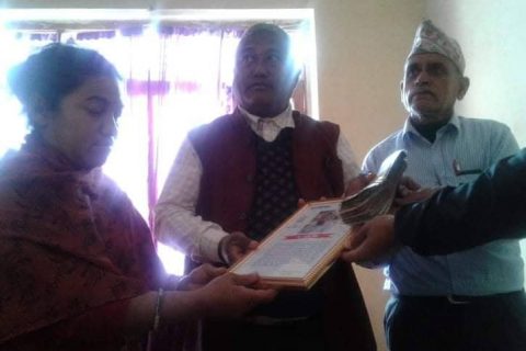दुर्घटनामा ज्यान गुमाएका शिक्षक श्रेष्ठको परिवारलाई राहत प्रदान