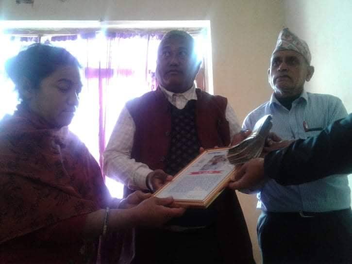 दुर्घटनामा ज्यान गुमाएका शिक्षक श्रेष्ठको परिवारलाई राहत प्रदान