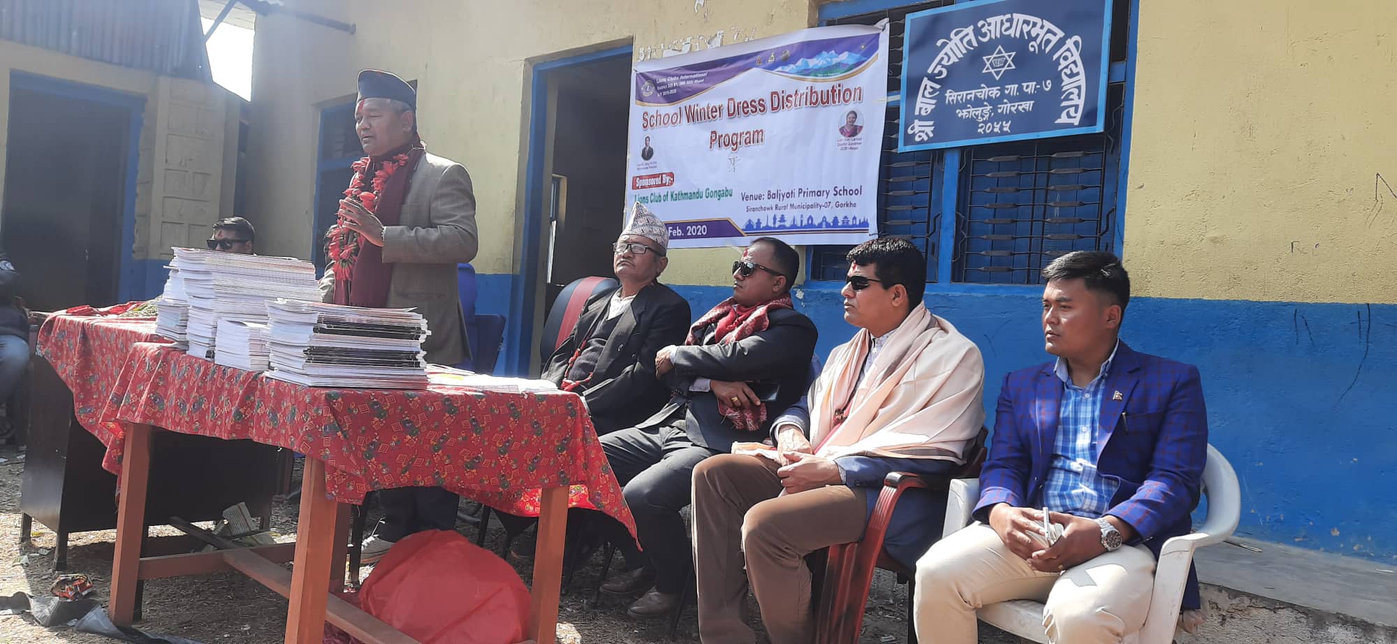 बालज्वोती बिधालयका बिपन्न बालबालिकालाई न्यानो कपडा बितरण