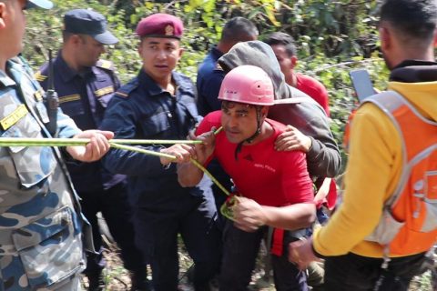 सेती नदीको खोचमा फसेको कुकुरलाई बचाउन खोज्दा युवक आफै फसेपछि……