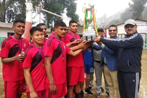 गोरखाका स्थानीय र कर्मचारी बिच भएको भलिबल प्रतियोगिताको उपाधी कर्मचारीलाई