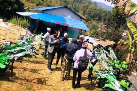 गोरखामा धानजोन क्षेत्रका किसानलाई अनुदानमा हाते ट्रयाक्टर बितरण