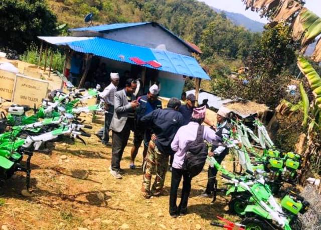 गोरखामा धानजोन क्षेत्रका किसानलाई अनुदानमा हाते ट्रयाक्टर बितरण