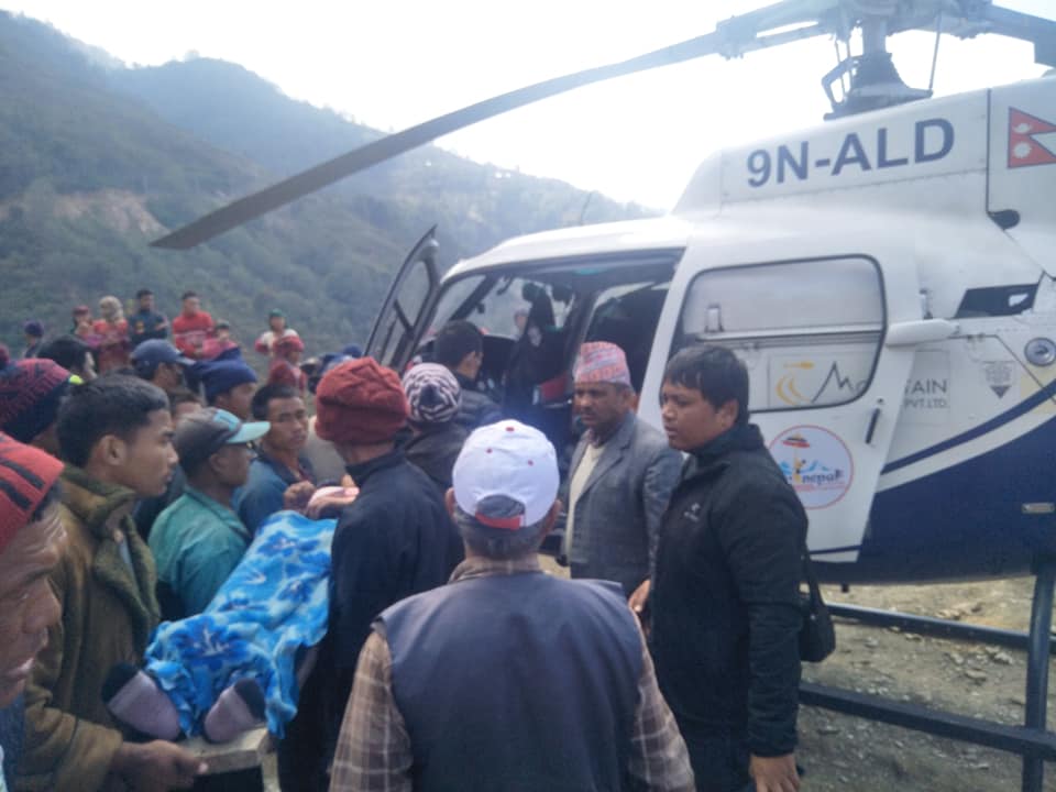 गोरखाको सौरपानीमा दुर्घटनाका घाइेतहरुलाई हेलिकप्टरबाट काठमाण्डौ पठाइयो : अहिले काठमाडौ स्थीत ग्रिन सिटि हस्पिटल  उपचार हुदै (फोटो फिचर सहित )
