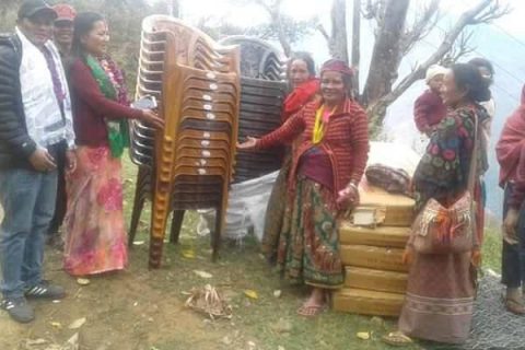 बारपाक सुलिकोट गाउँपालिकाद्धारा महिला समुहलाई मेसिन, कुर्सी लगायतका सामाग्री बितरण