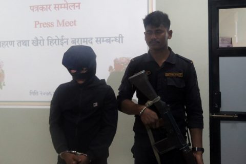 ब्राउन सुगर सहित एक पक्राउ  