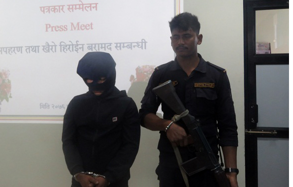 ब्राउन सुगर सहित एक पक्राउ  