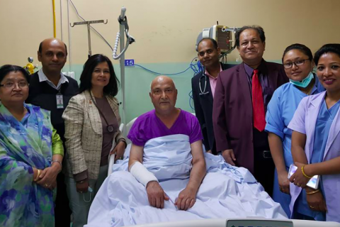 प्रधानमन्त्री ओलीलाई अप्रेसन थियटरमा लगियो : केहिबेरमा प्रत्यारोपण शुरु हुने