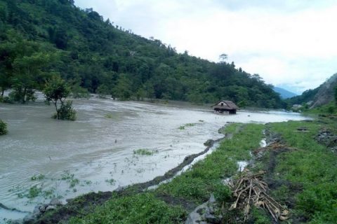 सेल्फी खिच्न लागेका युवकलाई तमोर नदीले बगायो