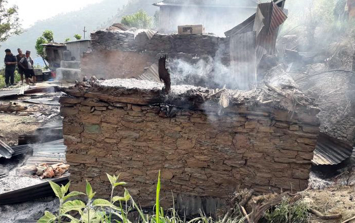 गोरखाको बोर्लाङमा बच्चाले खेलाएको आगो सल्किएर आगलागी : तीन लाख रुपैयाको क्षती