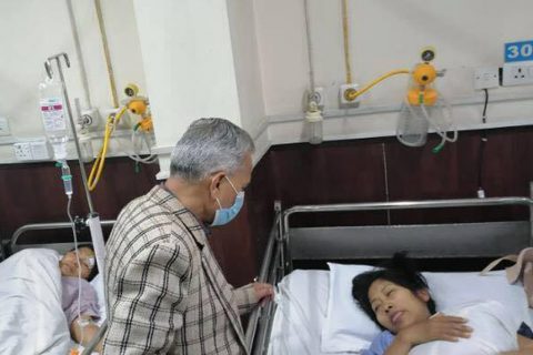 डा. भट्टराईद्वारा मान्वु दुर्घटनामा परेकाहरुसंग भेटघाट