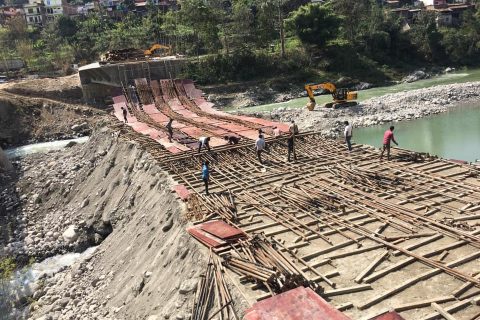 गोरखामा पुल निर्माणमा ठेकेदारको चरम लापरबाही : ढलानको फर्मा बनाउदैमा भत्किएर ३ जना घाइते