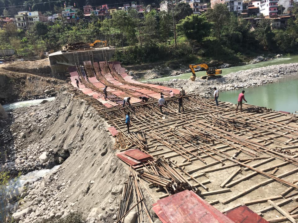 गोरखामा पुल निर्माणमा ठेकेदारको चरम लापरबाही : ढलानको फर्मा बनाउदैमा भत्किएर ३ जना घाइते