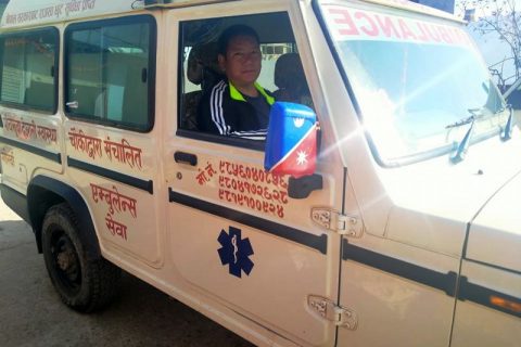गोरखाका एक वडाध्यक्ष, जसले चालक नभएपछि आफैले एम्बुलेन्स चलाएर गरें घाइतेको उद्धार