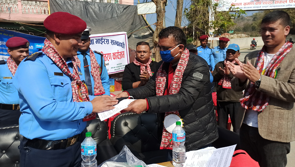 गोरखामा कोरोना बिरुद्ध सचेतना फैलाउदै मास्क बितरण