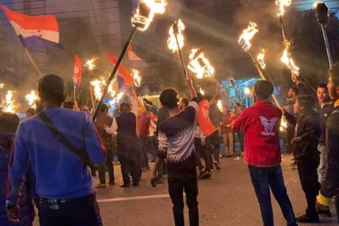अस्पतालमा रहेका प्रधानमन्त्रीविरुद्ध नेविसंघ–तरुण दलको अर्मादित नाराबाजी