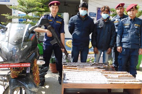 प्रेस लेखेको मोटरसाइकलबाट ९ सय थान लागुऔषध सहित २ जना पक्राउ