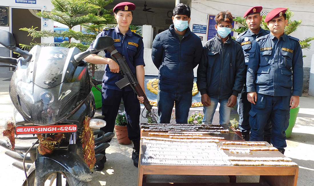 प्रेस लेखेको मोटरसाइकलबाट ९ सय थान लागुऔषध सहित २ जना पक्राउ