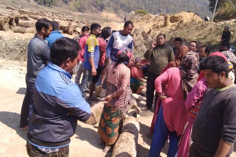 सडक अबरुद्ध गर्ने स्थानिय भन्छन : सडकको धुलो घर भित्र पसेर न भात खान पायौं, न पानी