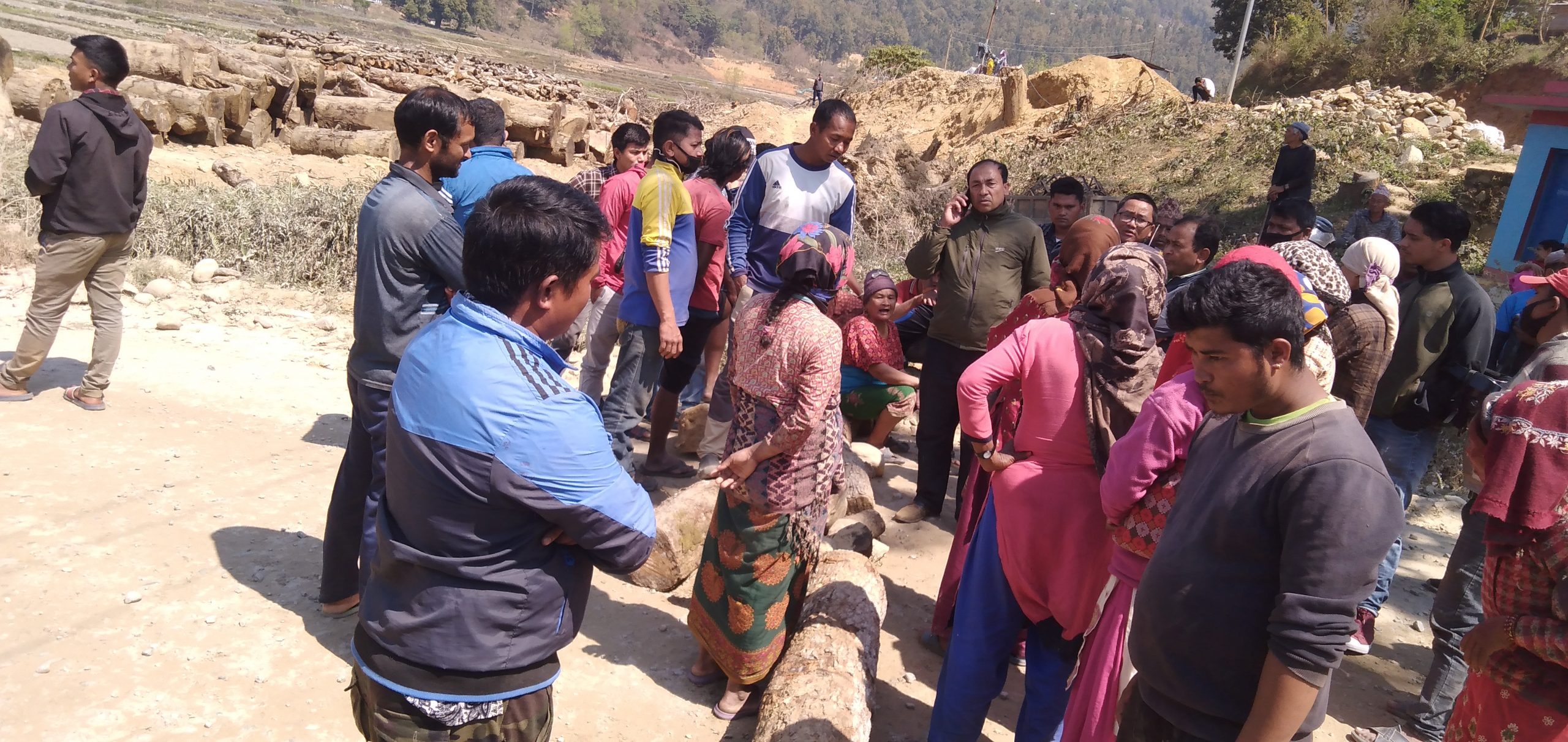 सडक अबरुद्ध गर्ने स्थानिय भन्छन : सडकको धुलो घर भित्र पसेर न भात खान पायौं, न पानी