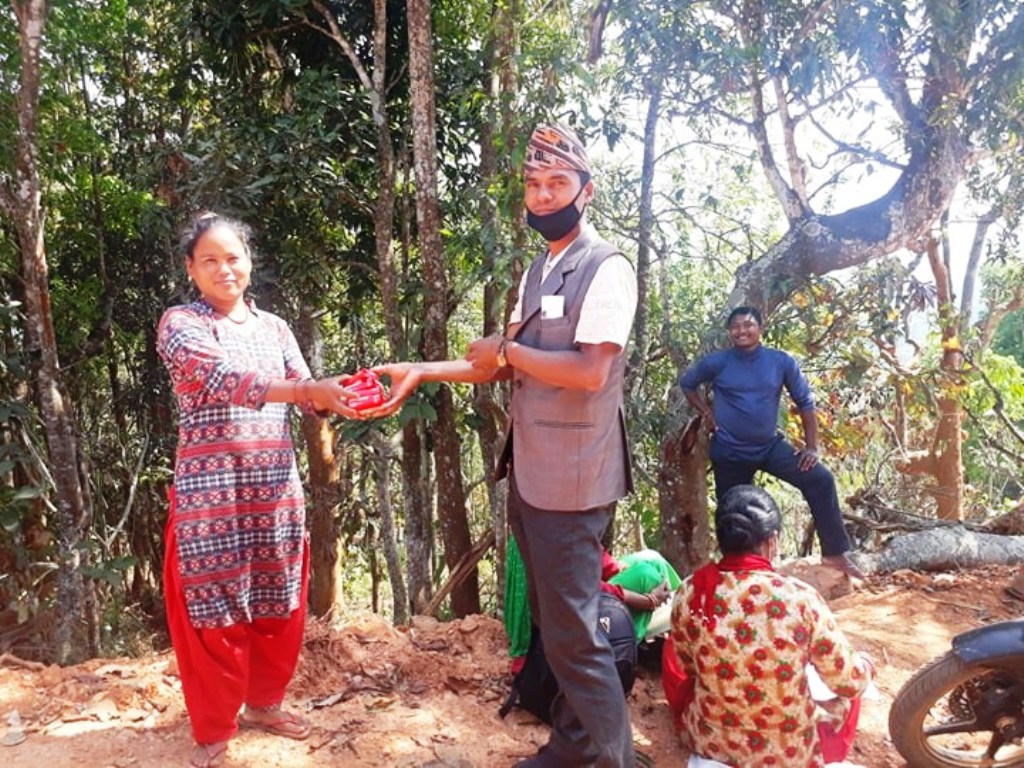 गोरखाको साविकको बोर्लाङ गा.वि.सका सवै घरधुरीमा सरसफाई सामाग्री बितरण
