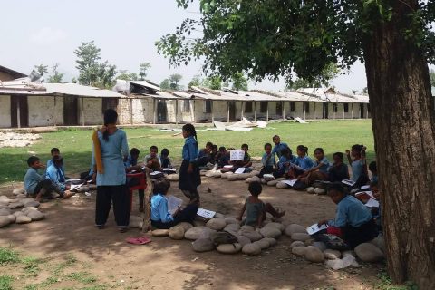 भूकम्पको कारण भत्किएको बिद्यालय निर्माण नहुदा खुल्ला आकास मुनि पढ्दैछन चेपाङ बालबालिका