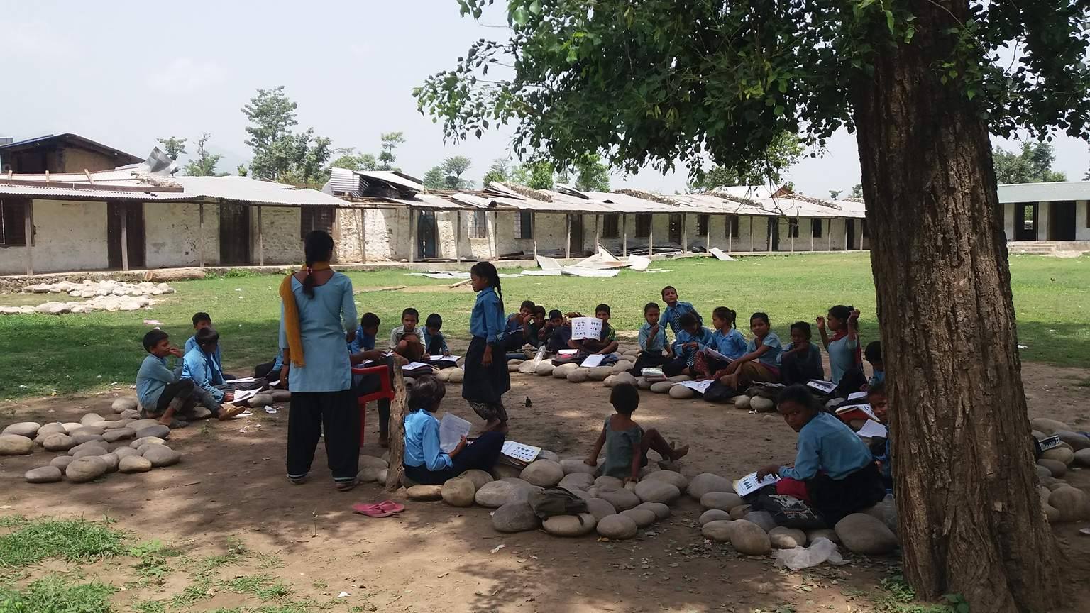 भूकम्पको कारण भत्किएको बिद्यालय निर्माण नहुदा खुल्ला आकास मुनि पढ्दैछन चेपाङ बालबालिका