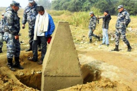 भारतले नेपाली भूमिमा सीमास्तम्भ गाडेपछि भत्काए स्थानिय युवाहरुले