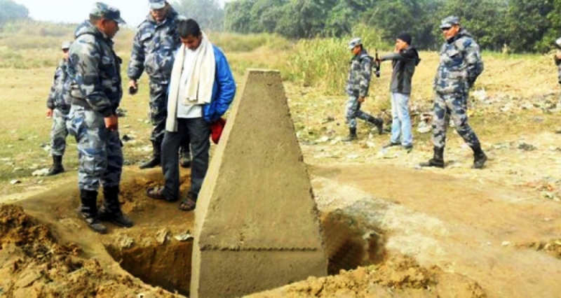 भारतले नेपाली भूमिमा सीमास्तम्भ गाडेपछि भत्काए स्थानिय युवाहरुले