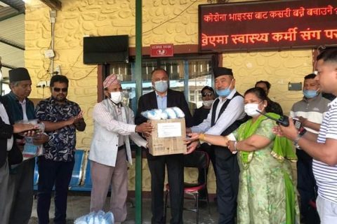 काग्रेस नेता भण्डारीद्वारा आँबुखैरेनी गाउँपालिकालाई स्वास्थ्य सामग्री प्रदान