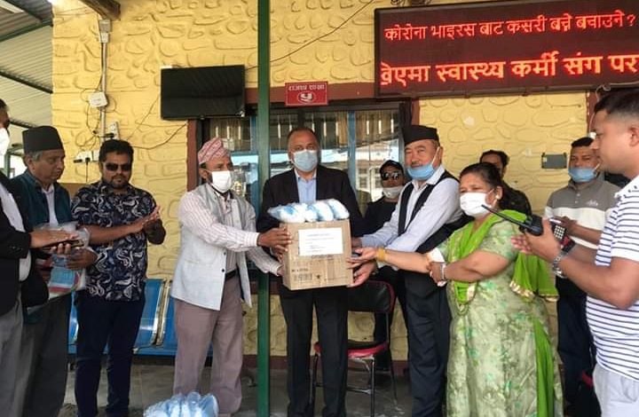 काग्रेस नेता भण्डारीद्वारा आँबुखैरेनी गाउँपालिकालाई स्वास्थ्य सामग्री प्रदान