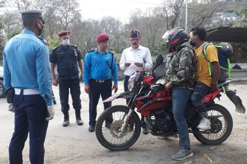 लडडाउन उल्लंघन गर्ने बढेपछि गोरखामा प्रमुख जिल्ला अधिकारी छड्के चेकजाँच गर्न आफै सडकमा