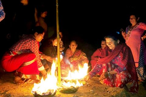 गोरखामा कोरोना संक्रमण रोक्न ४ जना महिलाद्धारा ९ हजार शान्ति दीप प्रज्वलन