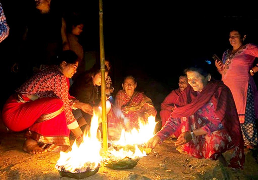गोरखामा कोरोना संक्रमण रोक्न ४ जना महिलाद्धारा ९ हजार शान्ति दीप प्रज्वलन