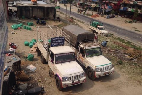 गोरखा र चितवन जोड्ने पिस्लिङ पुलमा पनि छेकबार : गोरखाबाट तरकारी  बिक्रिका लागि लैजान पनि रोक