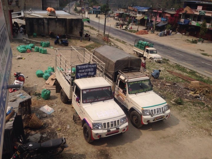 गोरखा र चितवन जोड्ने पिस्लिङ पुलमा पनि छेकबार : गोरखाबाट तरकारी  बिक्रिका लागि लैजान पनि रोक