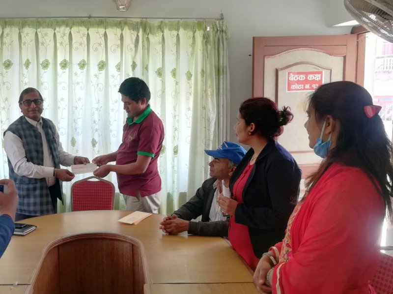 कोरोना बिरुद्ध लड्न गोरखाका स्थानीय तहलाई साधनाको रु ४ लाख सहयोग