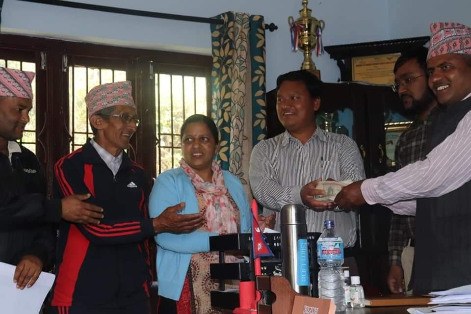 नेकपा बारपाक सुलिकोट गाउँपालिकाद्धारा कोरोना रोकथाम तथा नियन्त्रण कोषलाई आर्थिक सहयोग