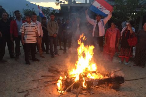 नेपाली भूमि प्रयोग गरी भारतले सडक निर्माण गरेको बिरोधमा नेविसंघ र तरुण दलद्धारा गोरखामा पुत्ला दहन