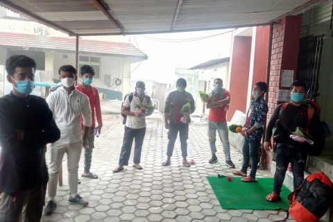 गोरखाका ८ जना संक्रमित कोरोना जितेर अस्पतालबाट घर फर्किए