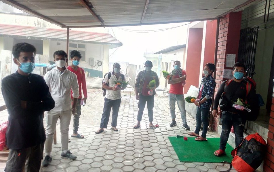 गोरखाका ८ जना संक्रमित कोरोना जितेर अस्पतालबाट घर फर्किए