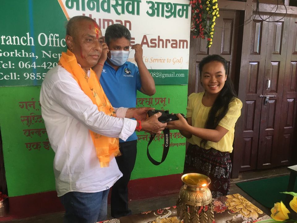 पत्रकार श्रेष्ठद्धारा मानवसेवाा आश्रमलाई १ लाख २५ रुपैया बराबरको क्यामेरा हस्तान्तरण