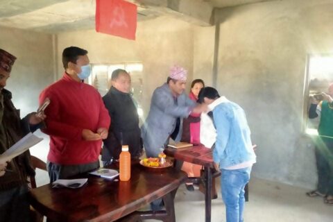 बारपाक सुलिकोट गाउँपालिकाको सौरपानीमा काग्रेस र जसपा नेता कार्यकर्ता नेकपामा प्रवेश