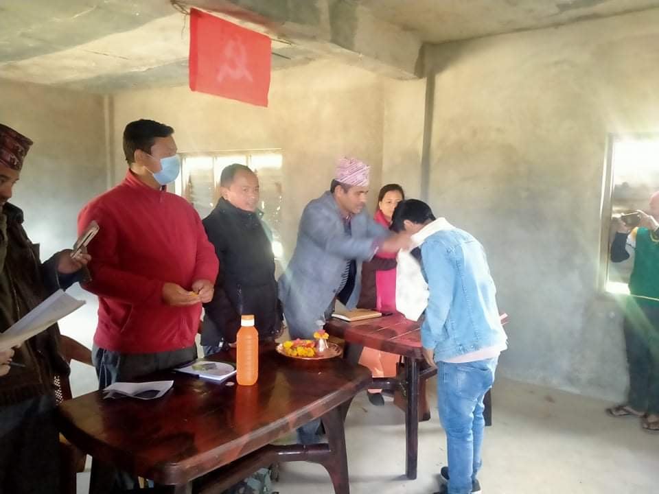 बारपाक सुलिकोट गाउँपालिकाको सौरपानीमा काग्रेस र जसपा नेता कार्यकर्ता नेकपामा प्रवेश